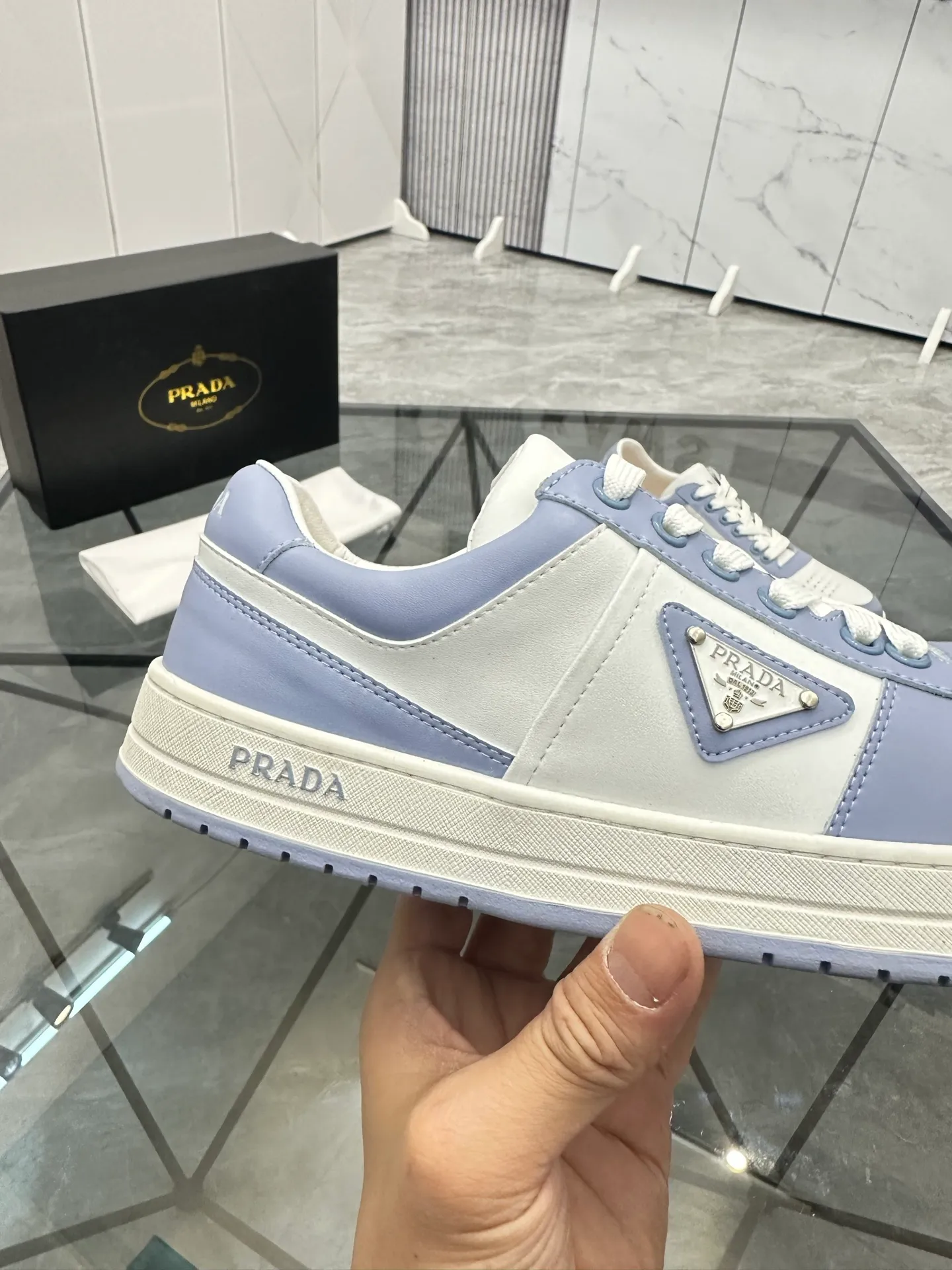 Men's shoes: 💰P400¥ Product trademark: Prada *"Prada*" low-top casual shoes Regular size: 38-44 (can be customized to 45) Product materials: imported cowhide upper, sheepskin lining, original outsole. Number: 020